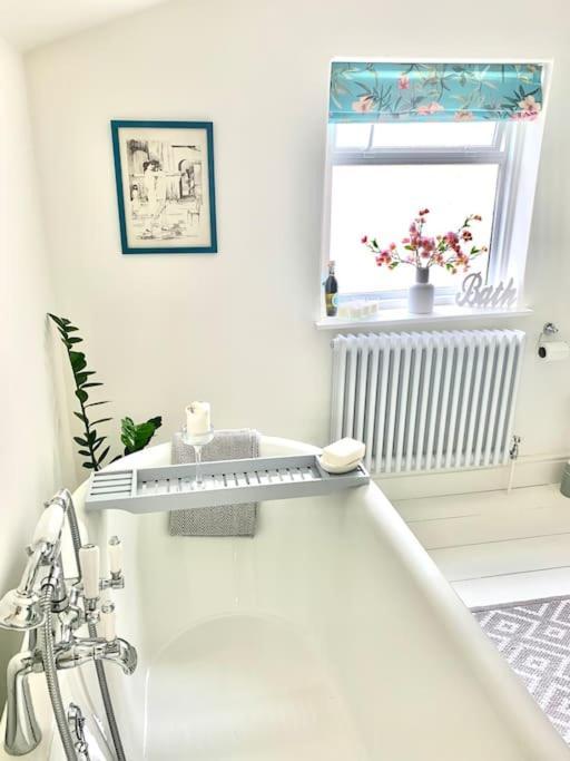 Lovely 3 Bed House In The Heart Of צ'לטנהם מראה חיצוני תמונה
